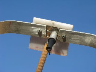 Capacitor arrangement of magnetic loop antenna showing beehive trimmer